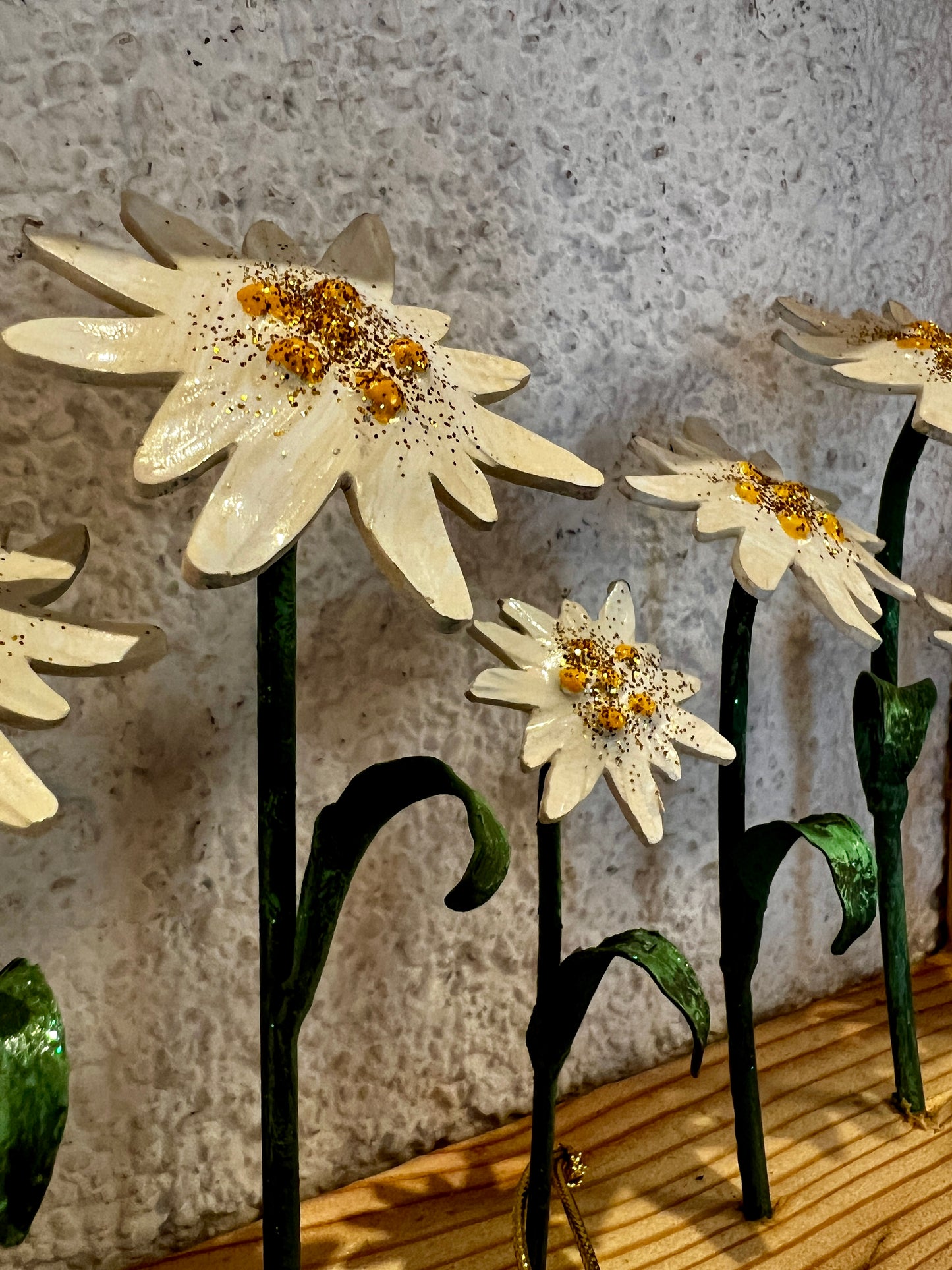 Cornice in legno con stelle alpine