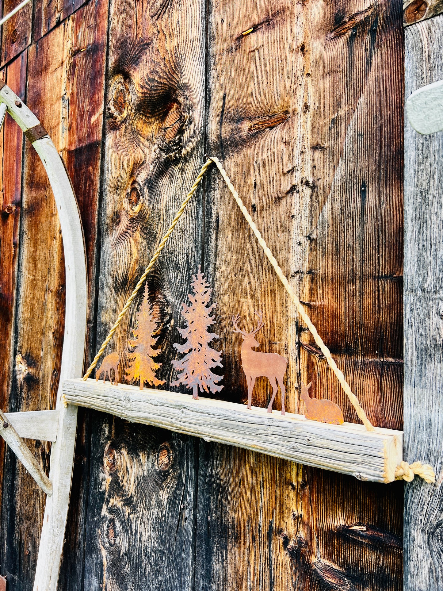 Travo in legno vecchio con famiglia di cervi ed abeti