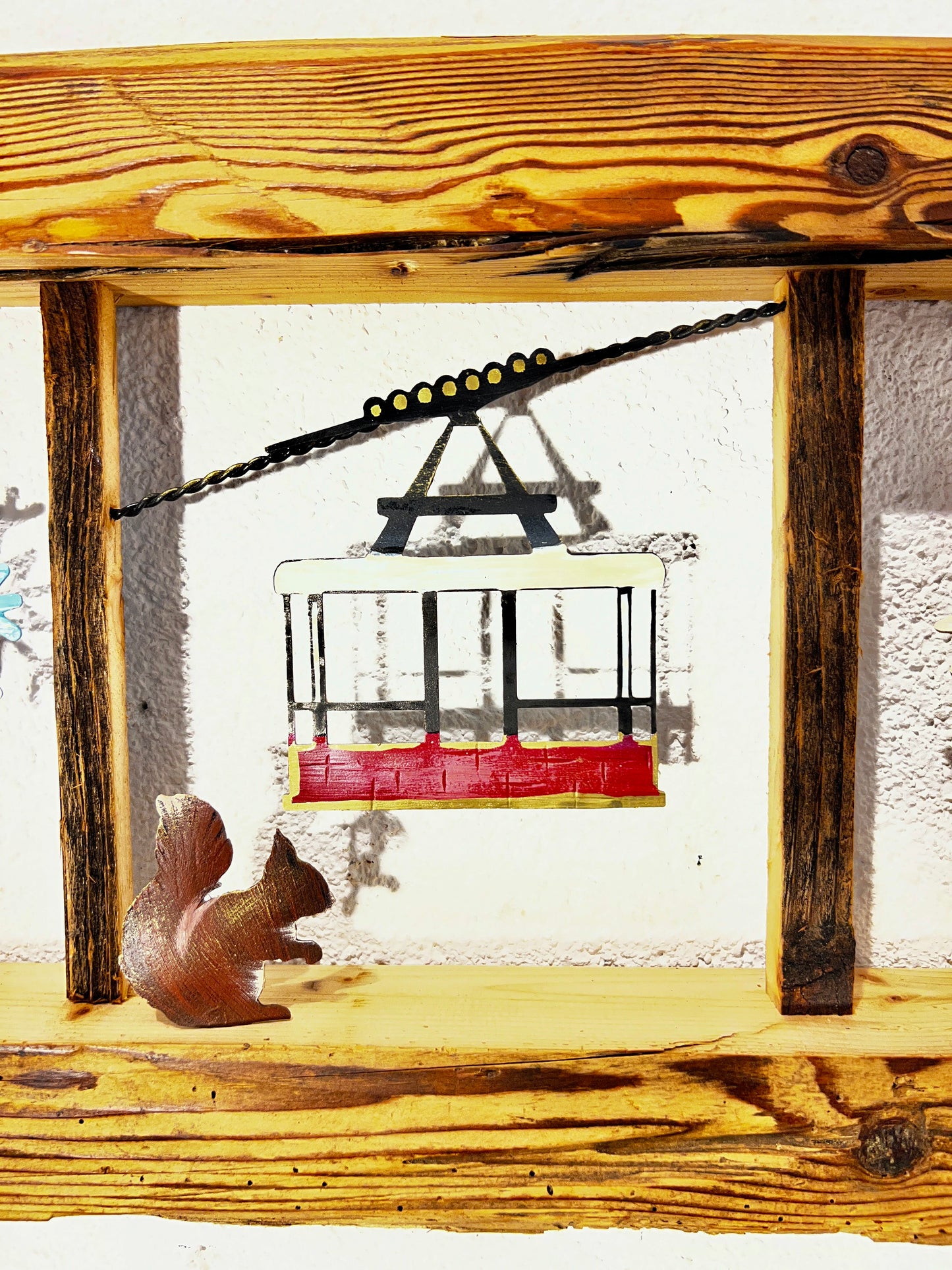 Cornice con finestrelle decorate in orizzontale