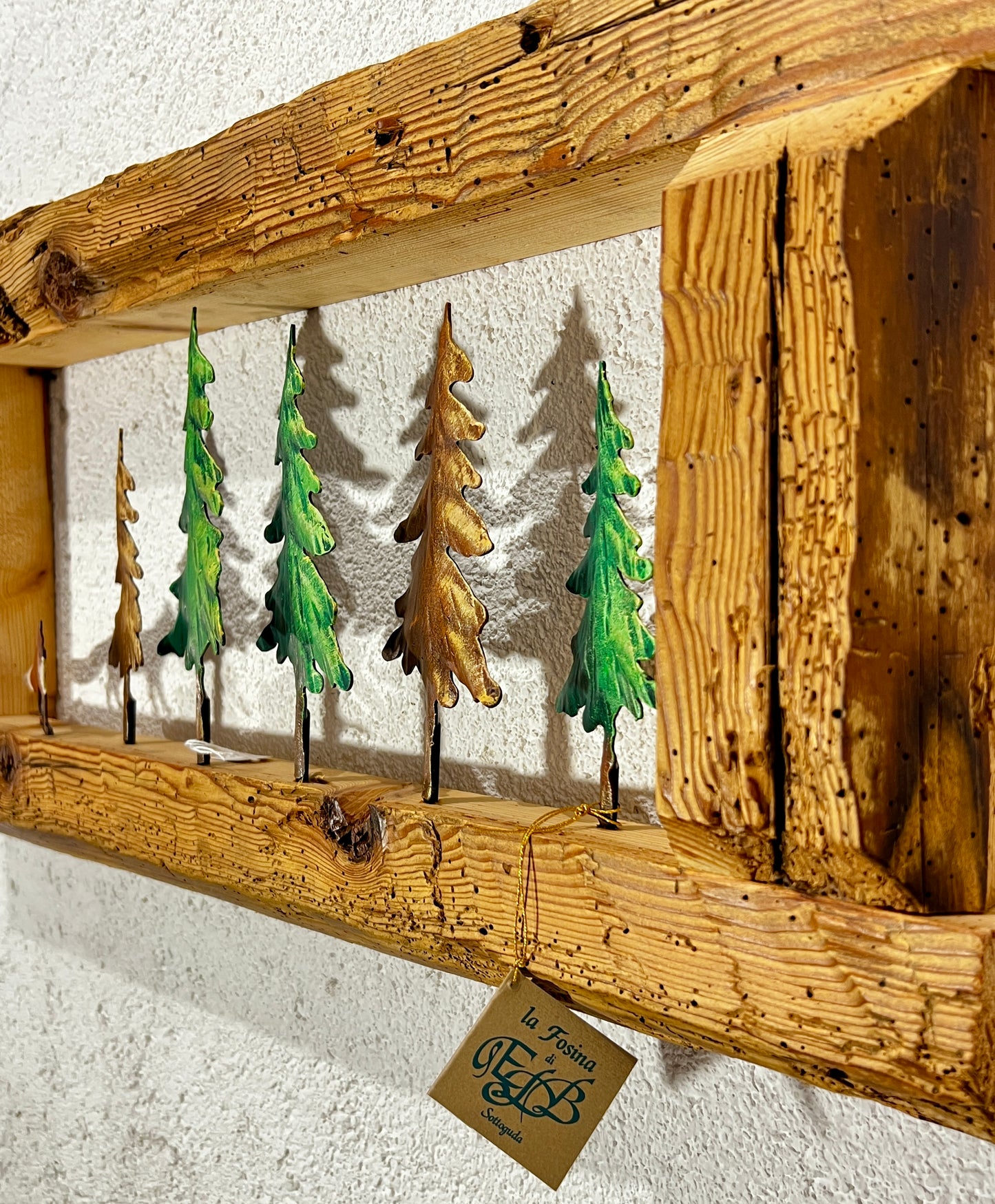 Cornice con volpe e alberi