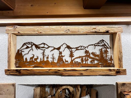 Cornice con paesaggio di montagna con animali