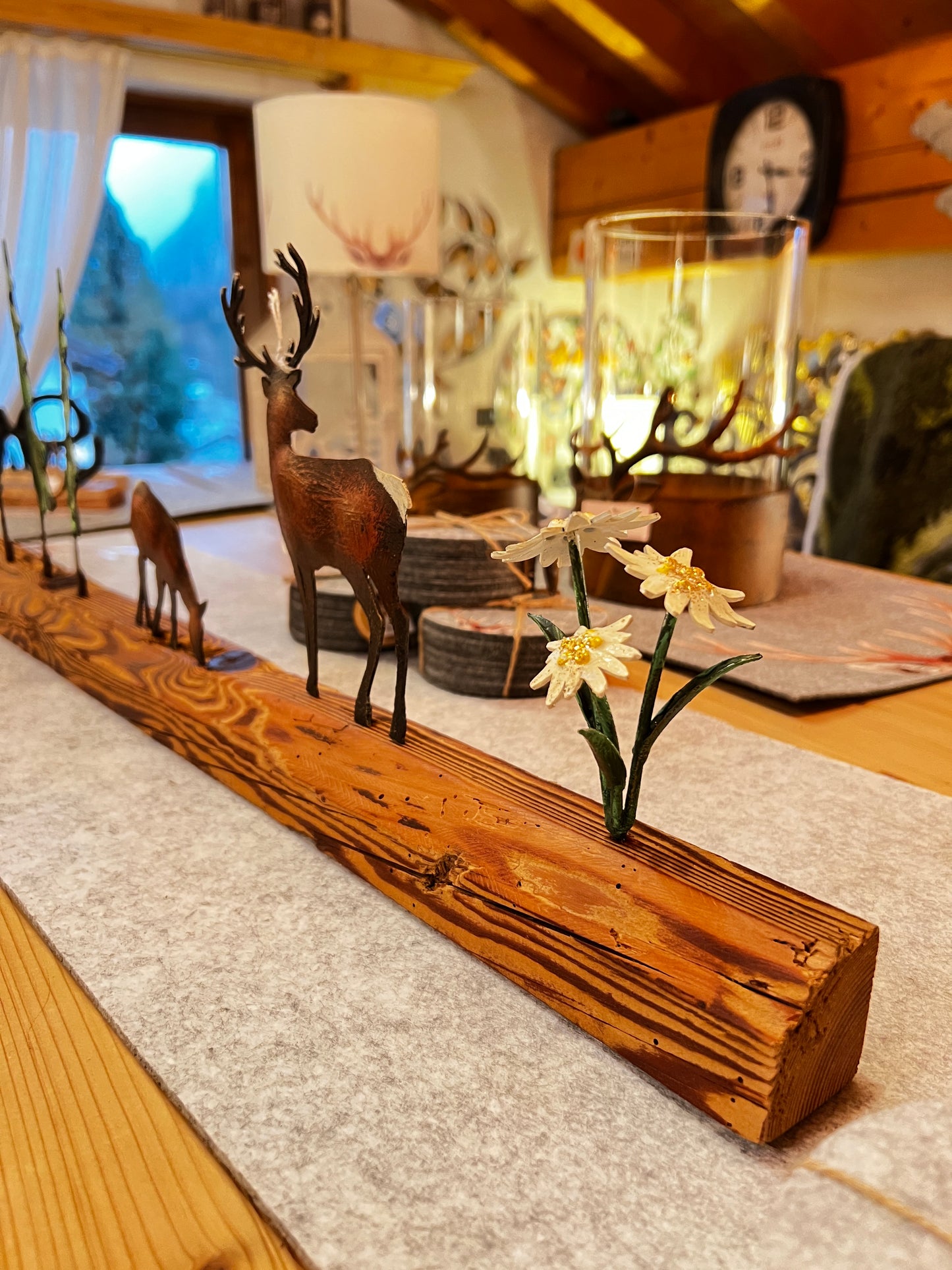 Base di legno con decorazioni montane in ferro