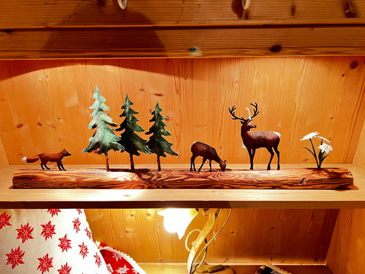 Base di legno con decorazioni montane in ferro