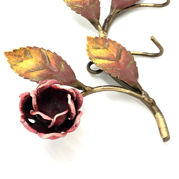 Portachiavi decorato con foglie e rose