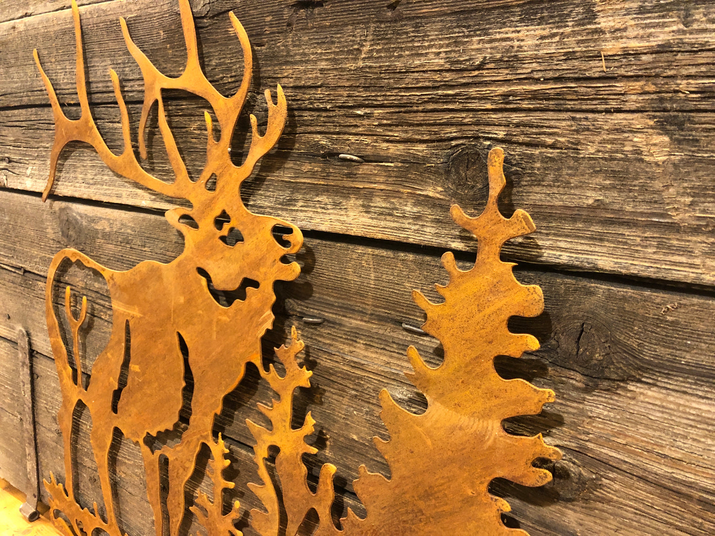 Cervo tra gli alberi in corten