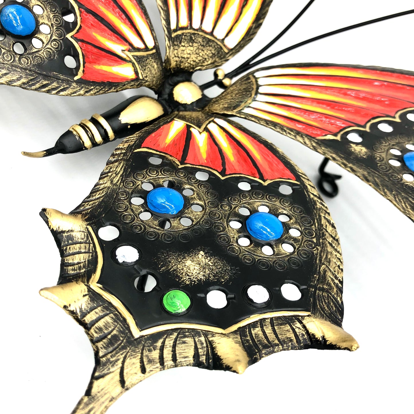 Farfalla cesellata in ferro battuto colorata