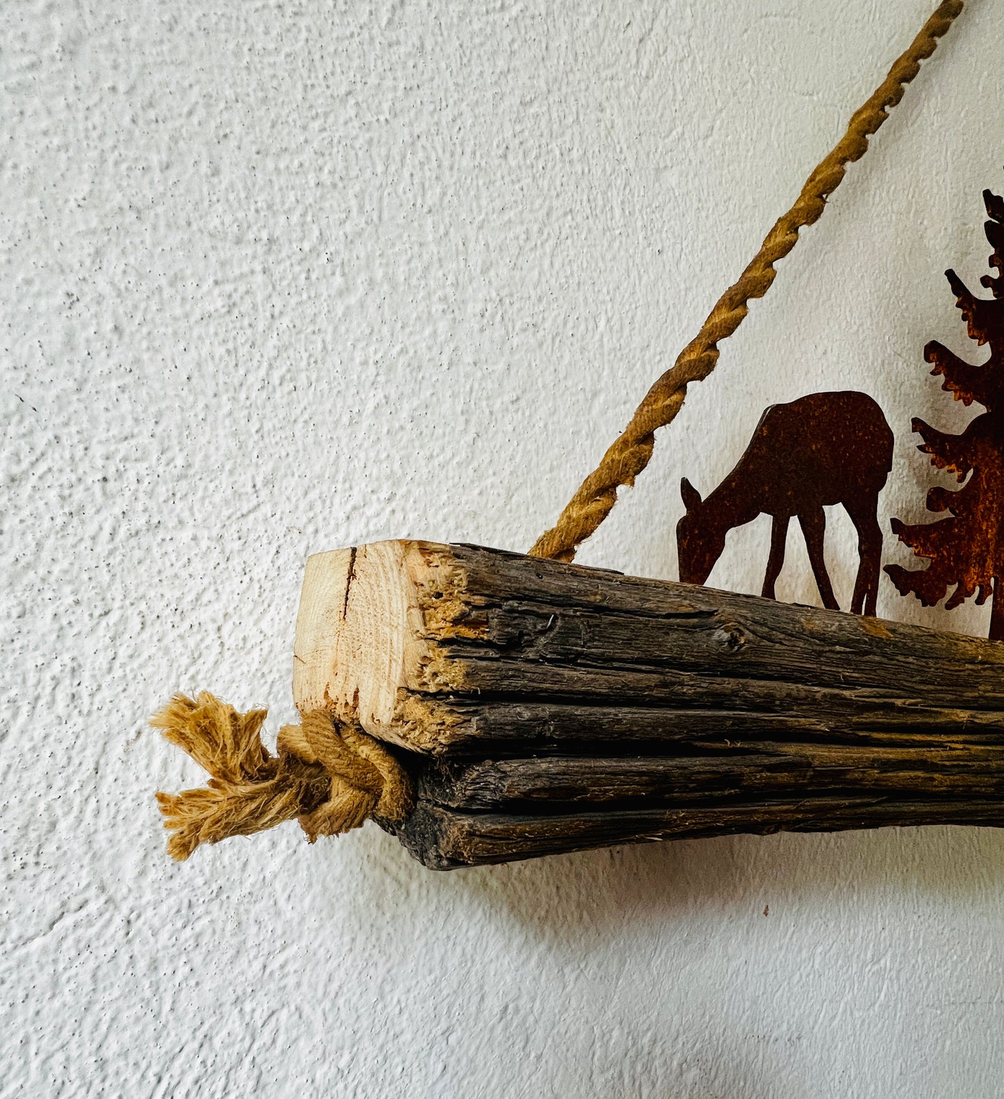Travo in legno vecchio con famiglia di cervi ed abeti