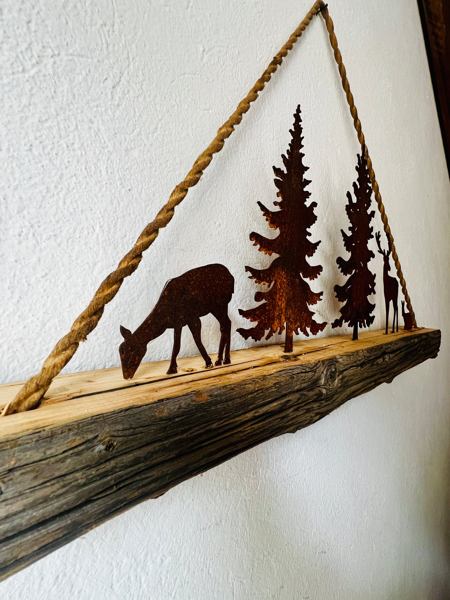 Travo in legno vecchio con famiglia di cervi ed abeti