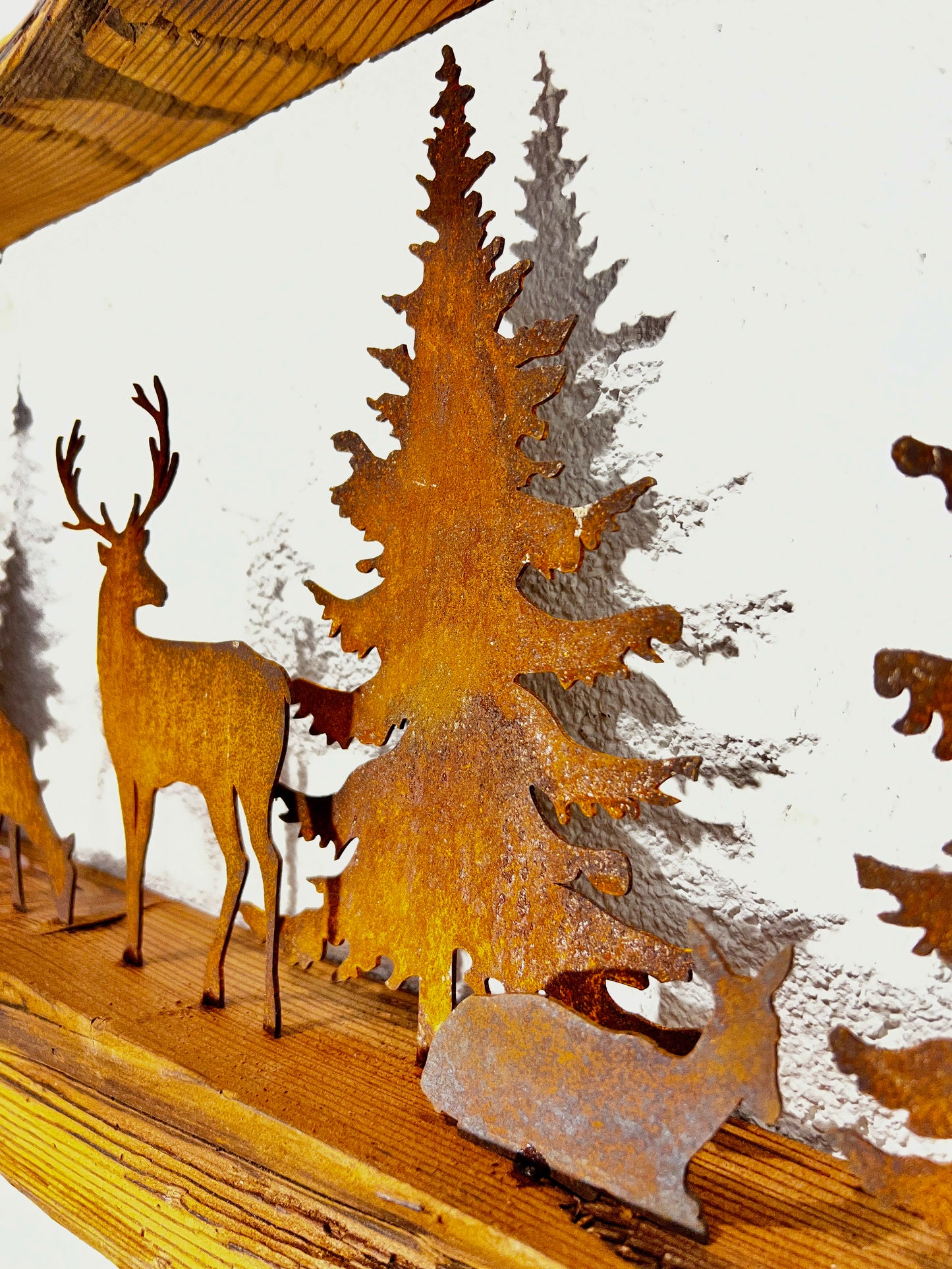 Cornice con animali e alberi in Corten