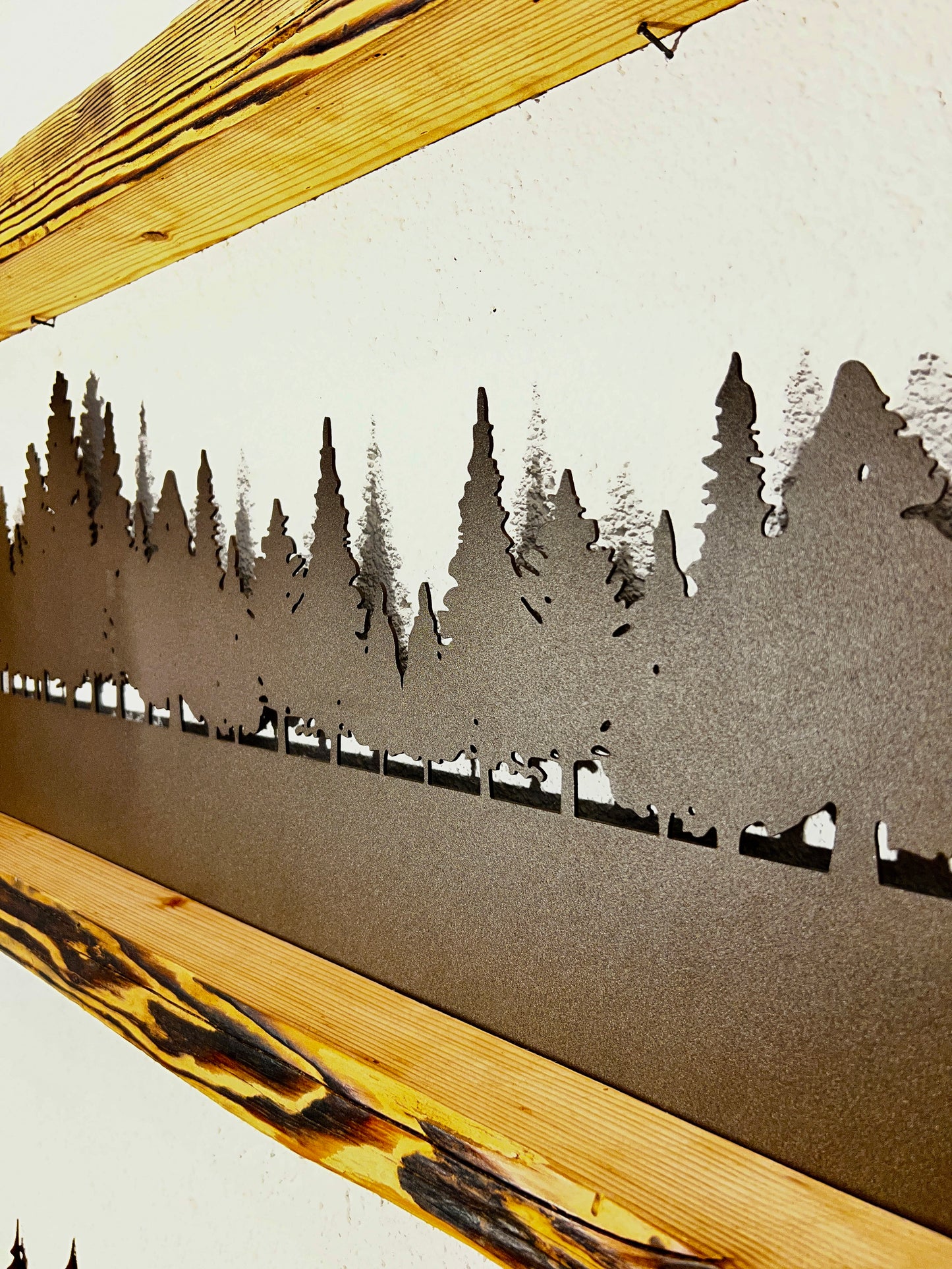Cornice con foresta nera