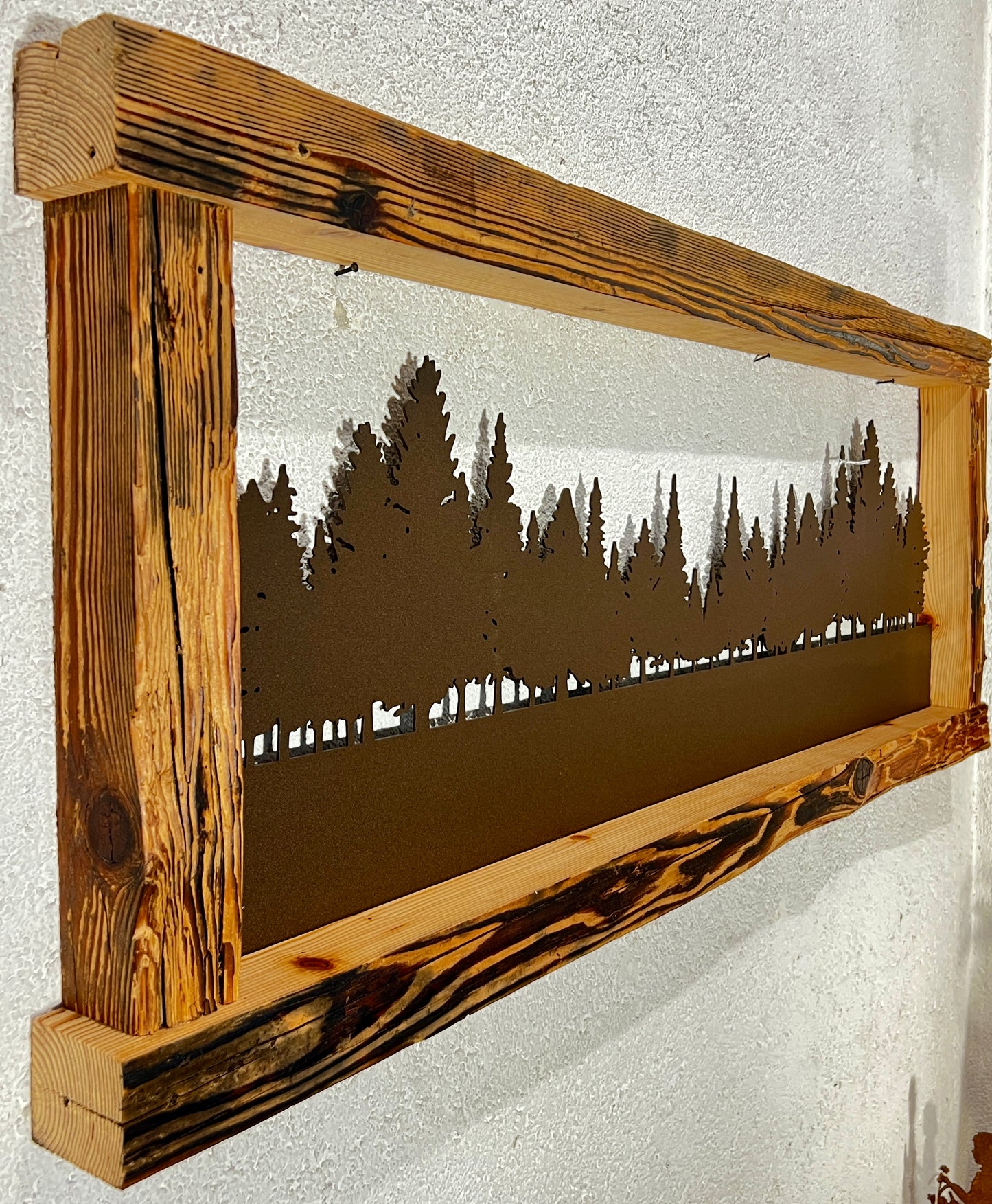 Cornice con foresta nera