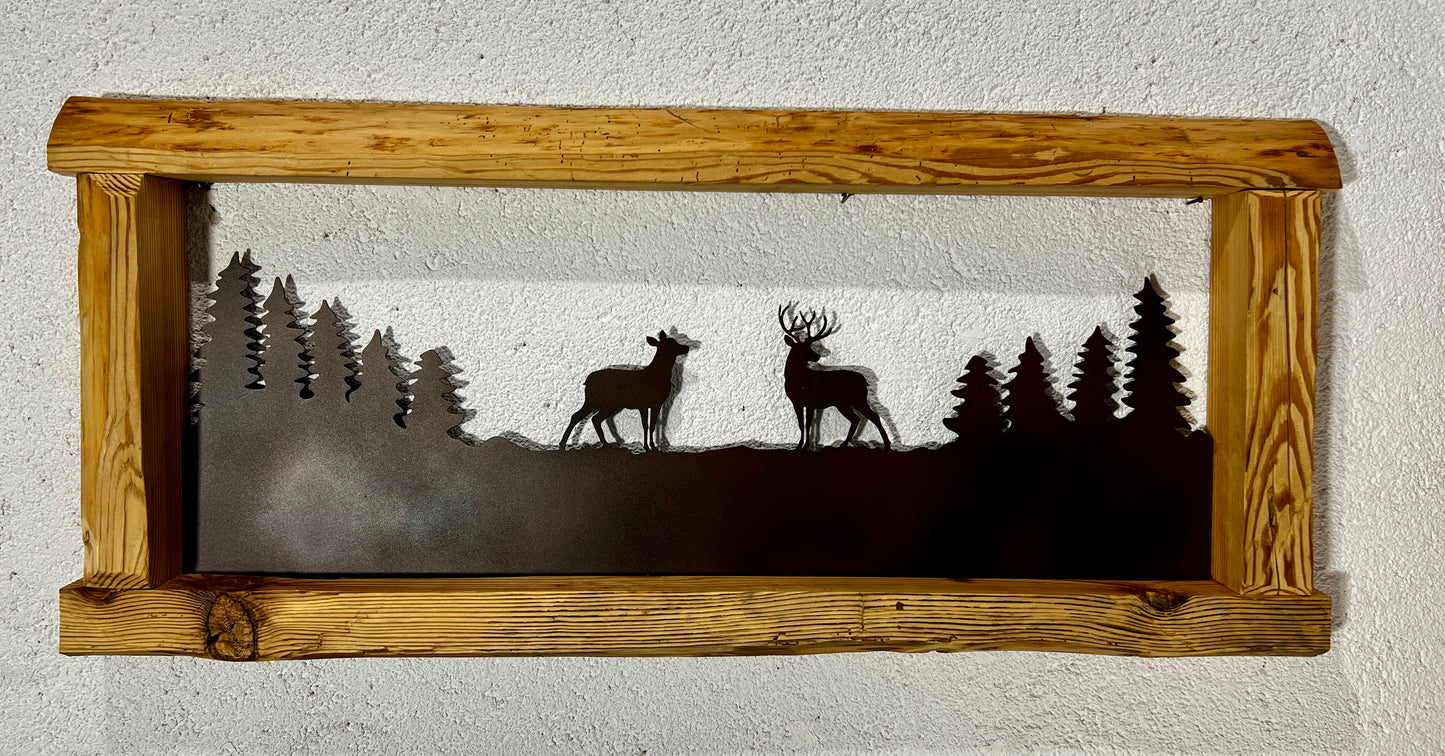 Cornice con cervi nella foresta