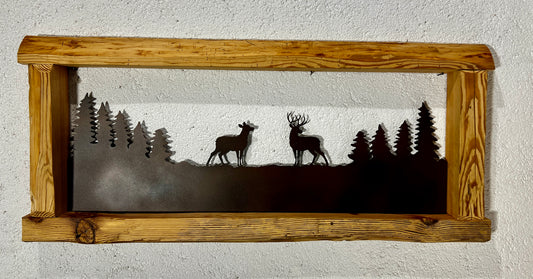 Cornice con cervi nella foresta