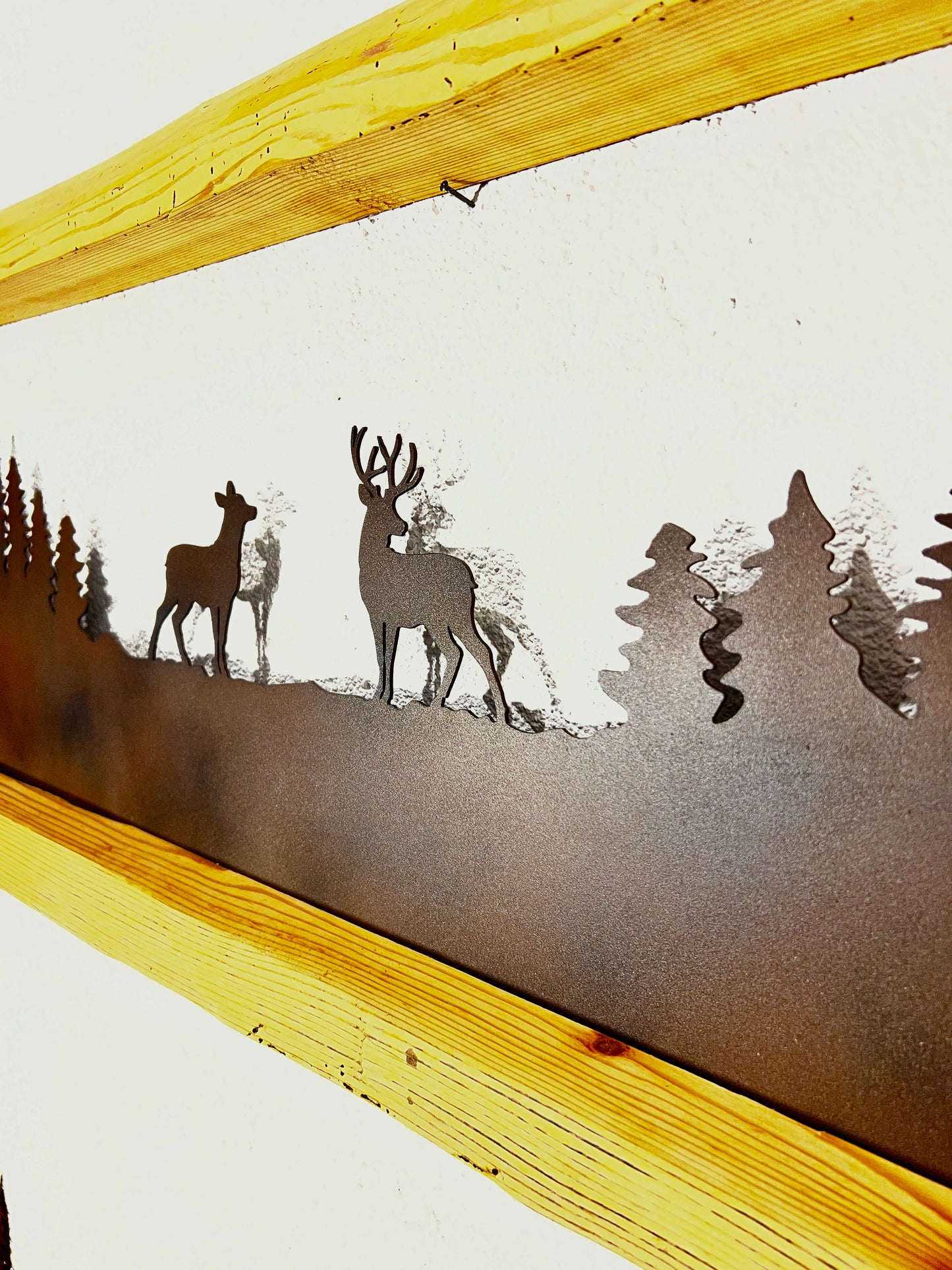 Cornice con cervi nella foresta