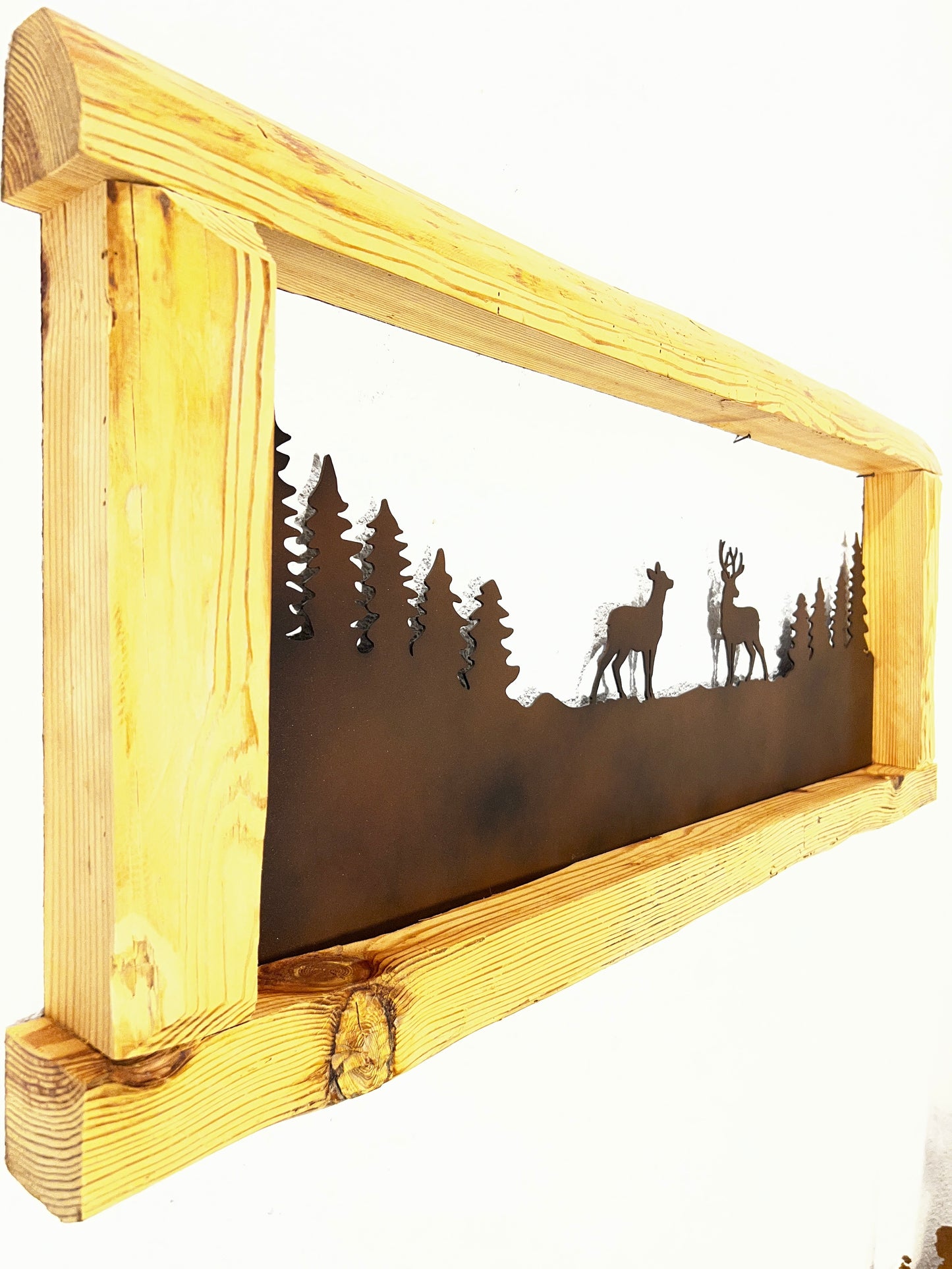 Cornice con cervi nella foresta