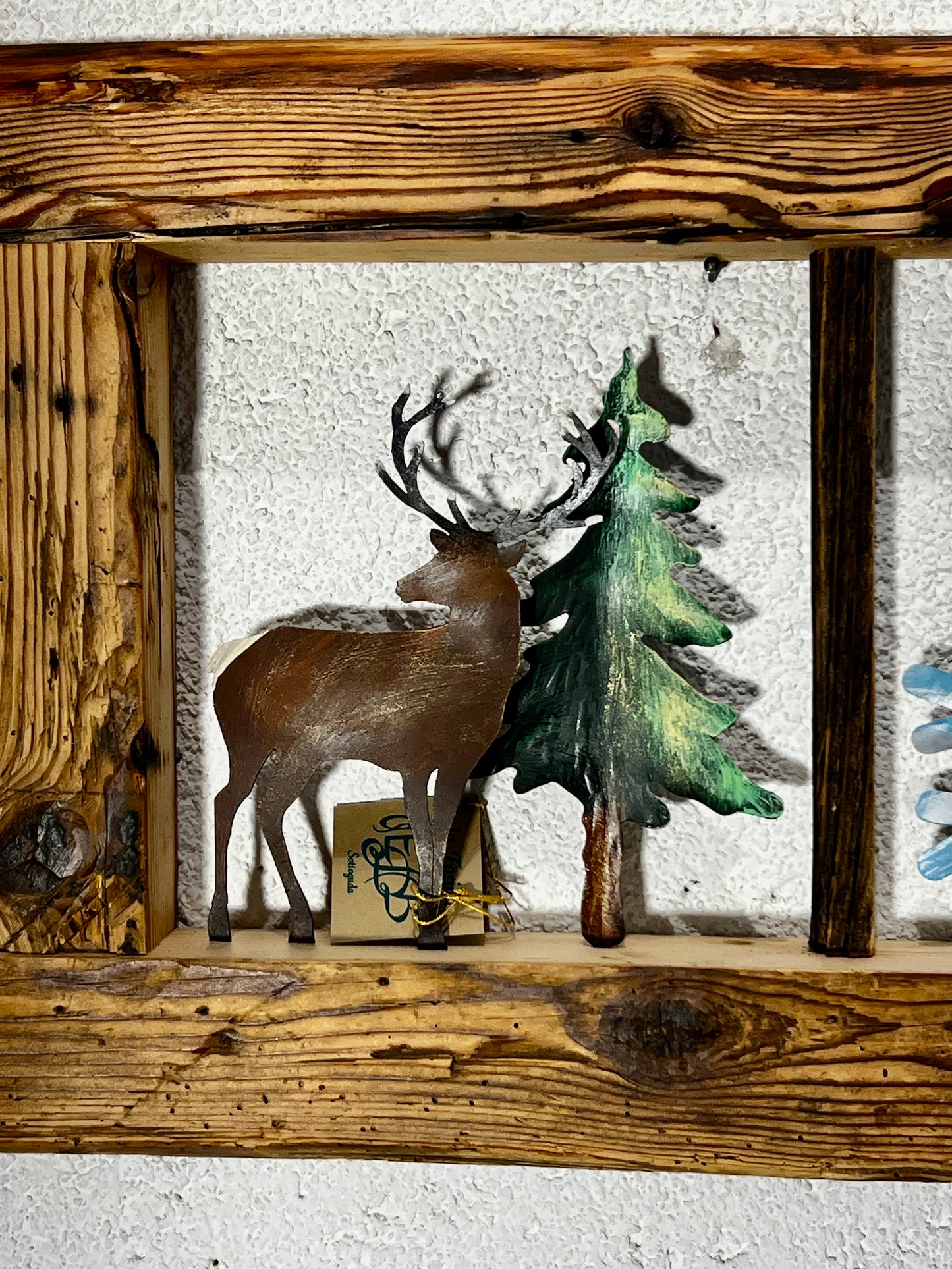 Cornice con finestrelle decorate in orizzontale