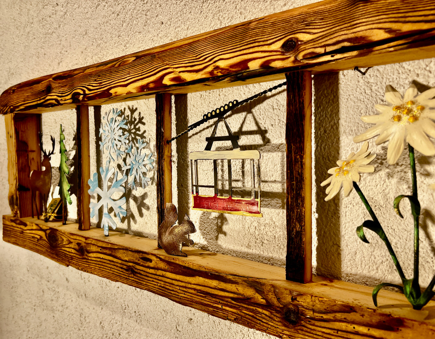 Cornice con finestrelle decorate in orizzontale