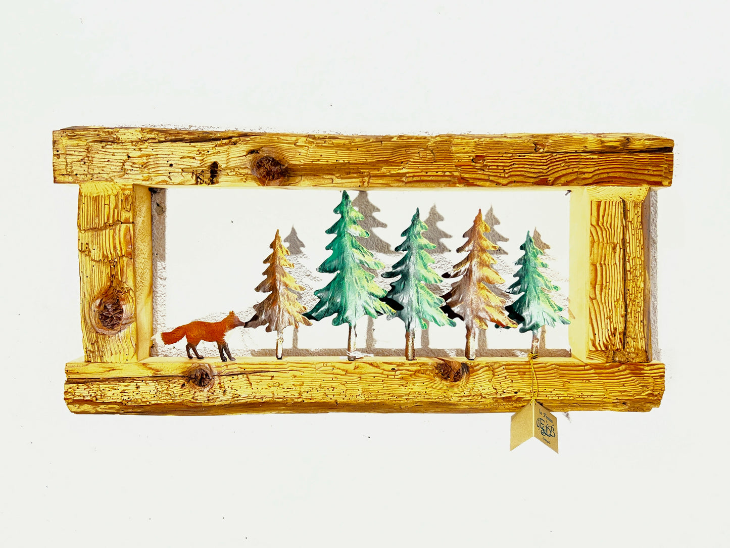 Cornice con volpe e alberi