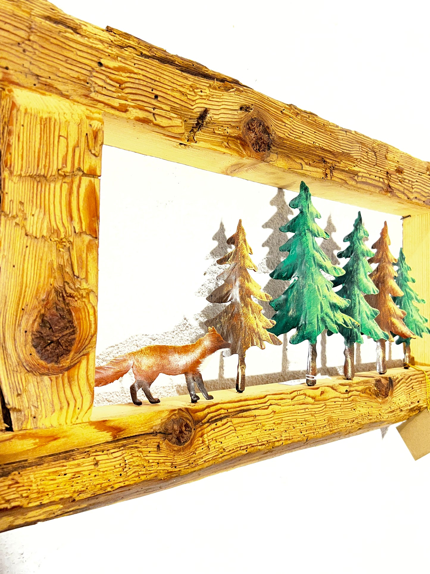 Cornice con volpe e alberi