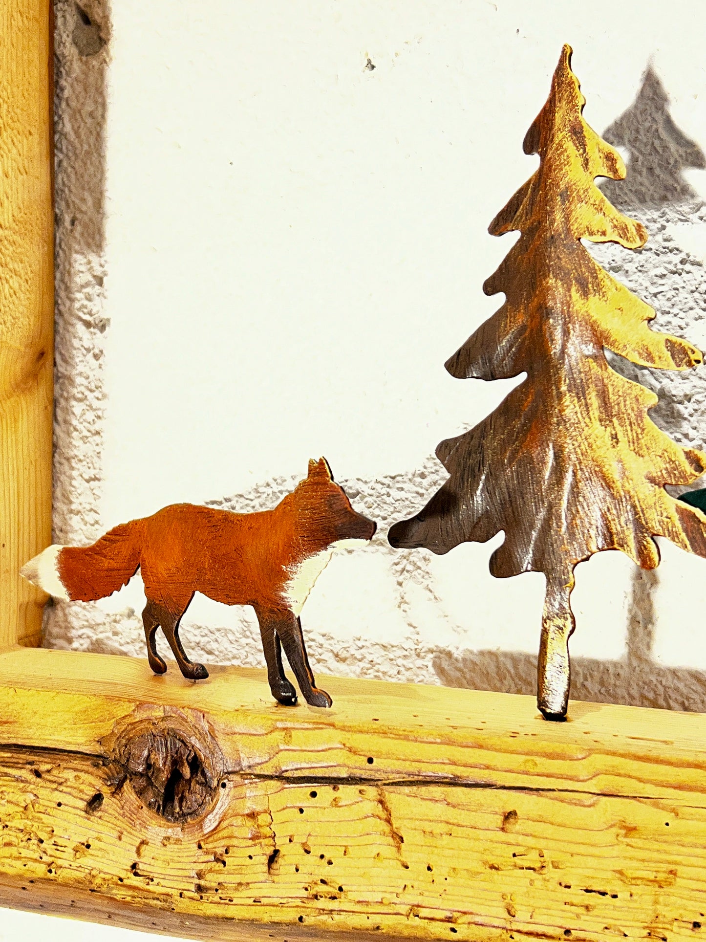 Cornice con volpe e alberi