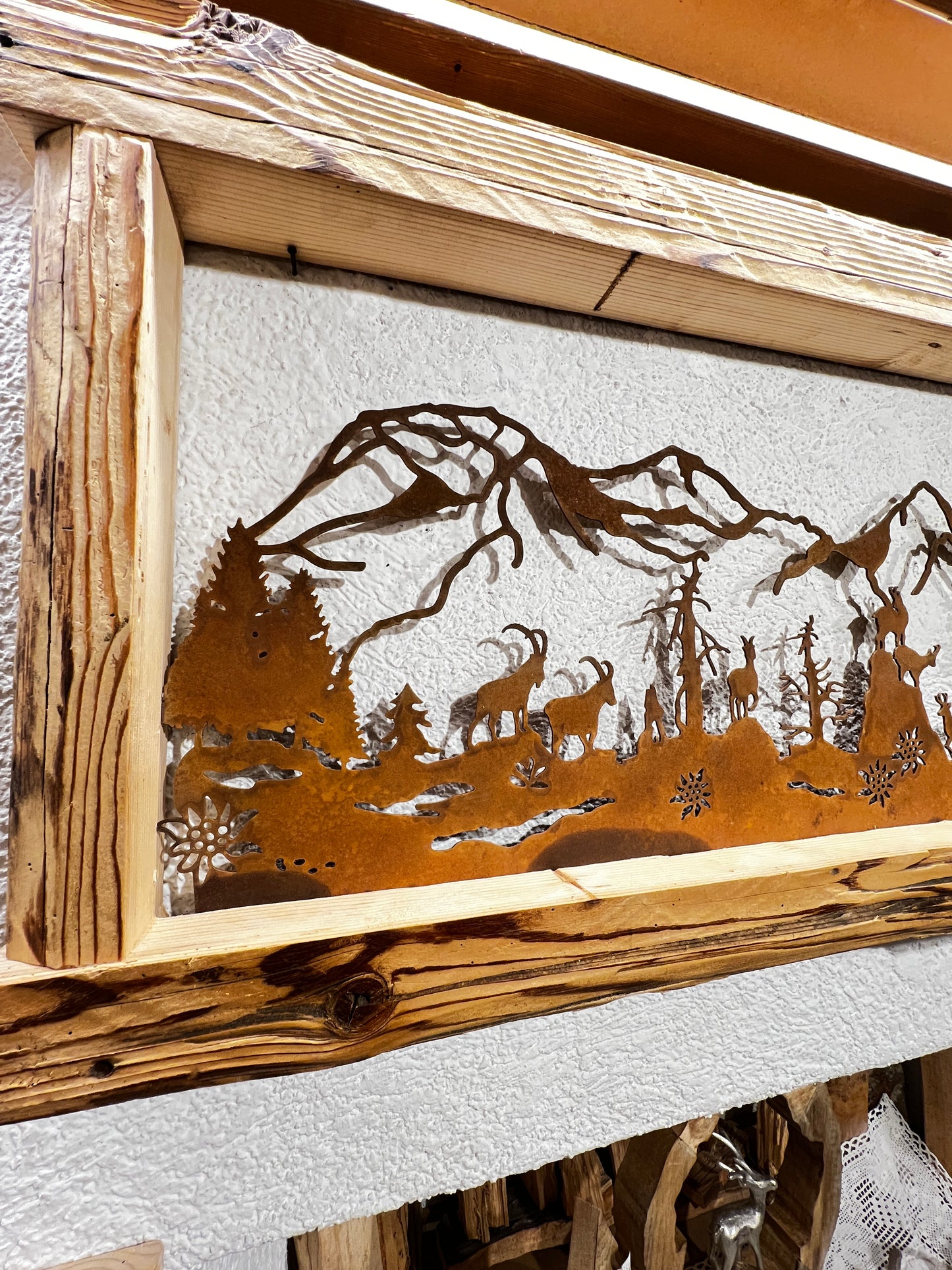 Cornice con paesaggio di montagna con animali