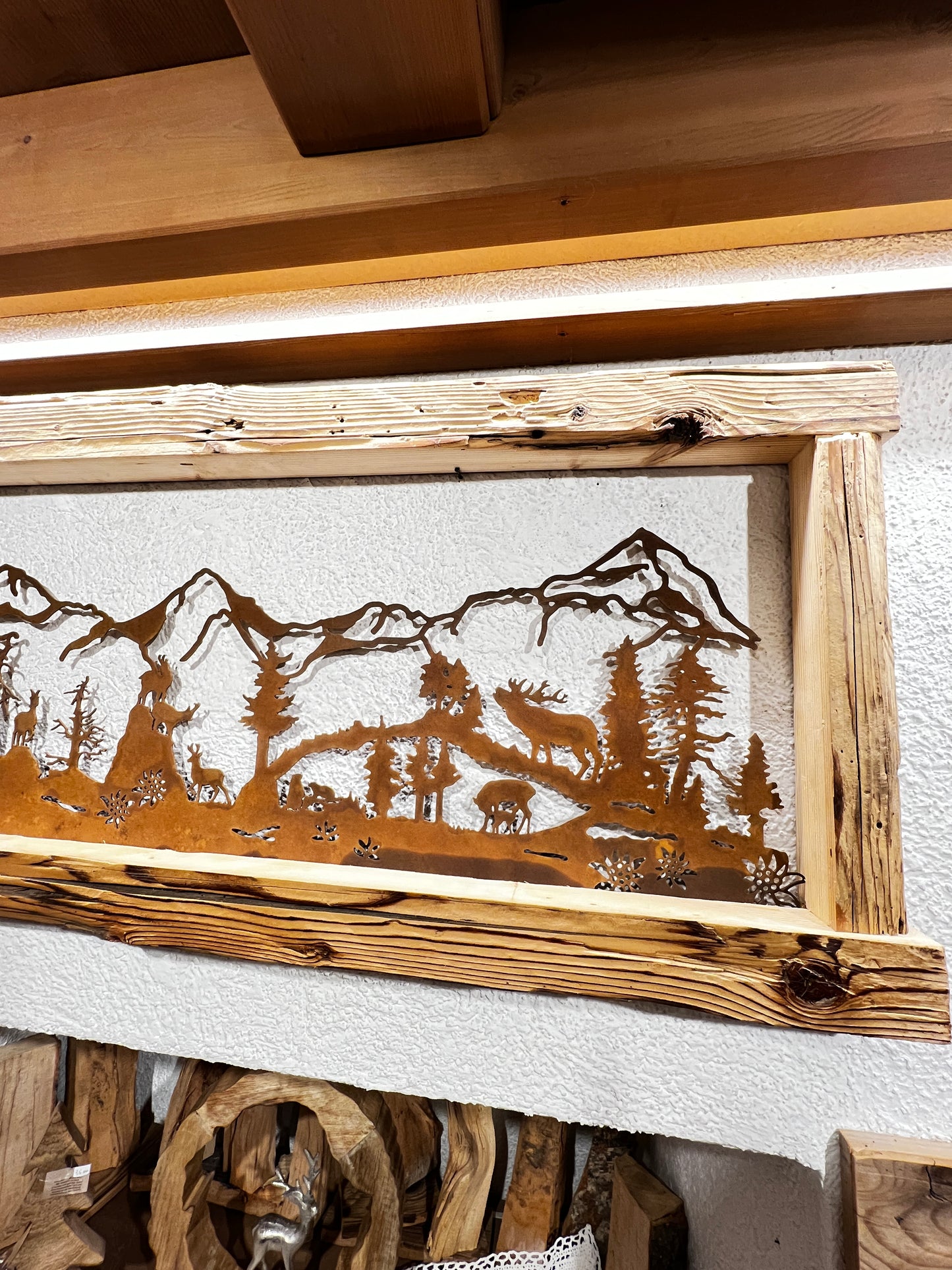 Cornice con paesaggio di montagna con animali