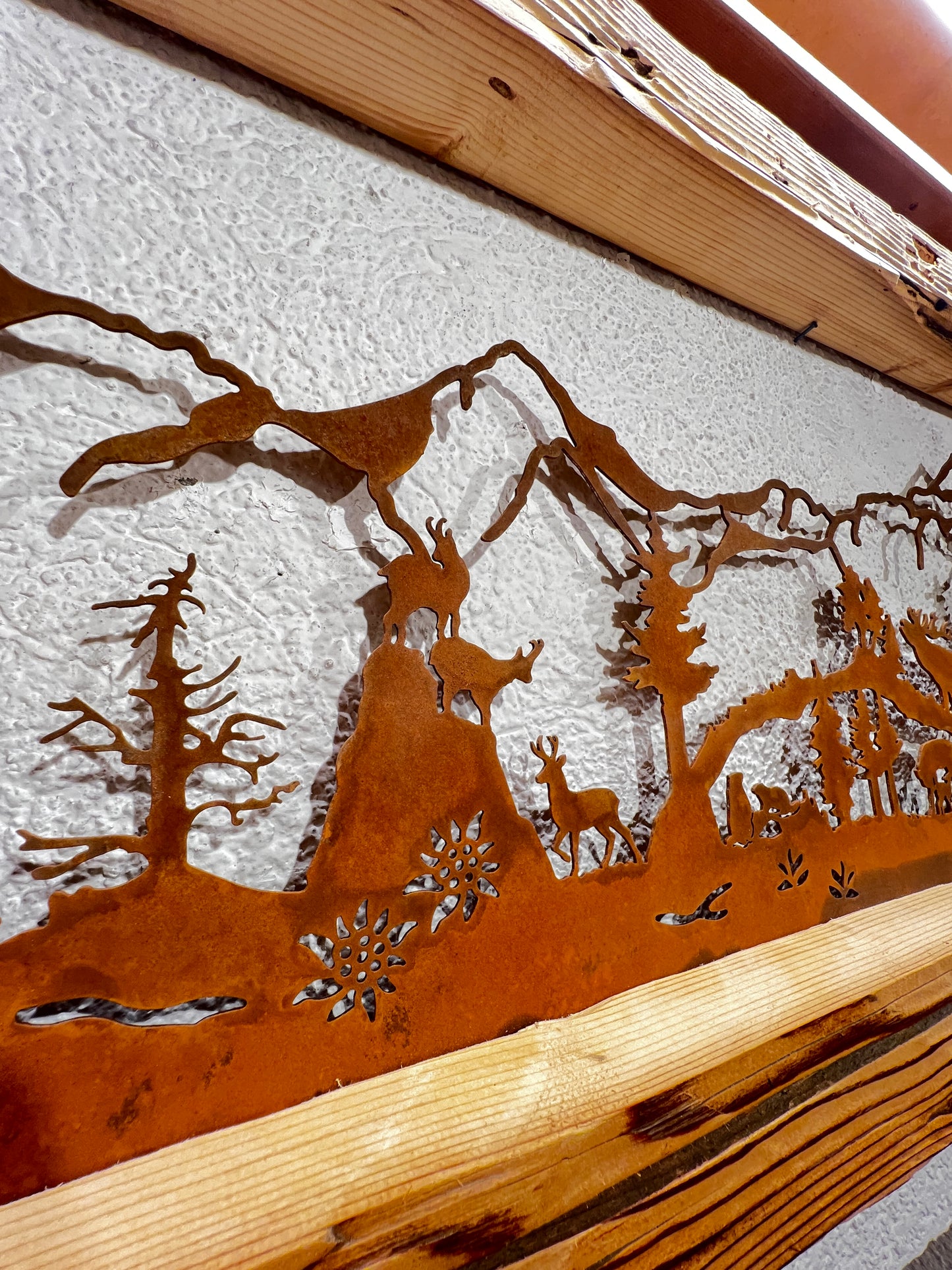 Cornice con paesaggio di montagna con animali