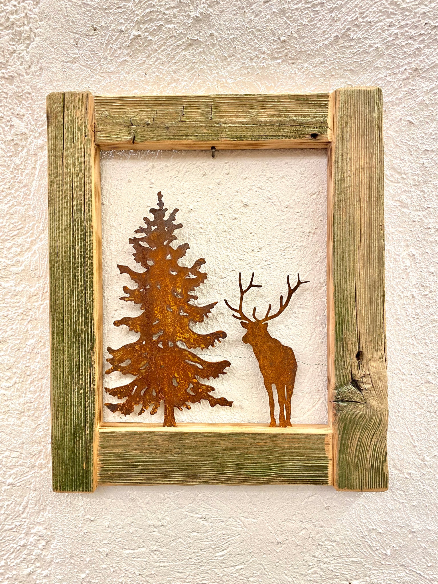 Cornice in legno vecchio con cervo e albero