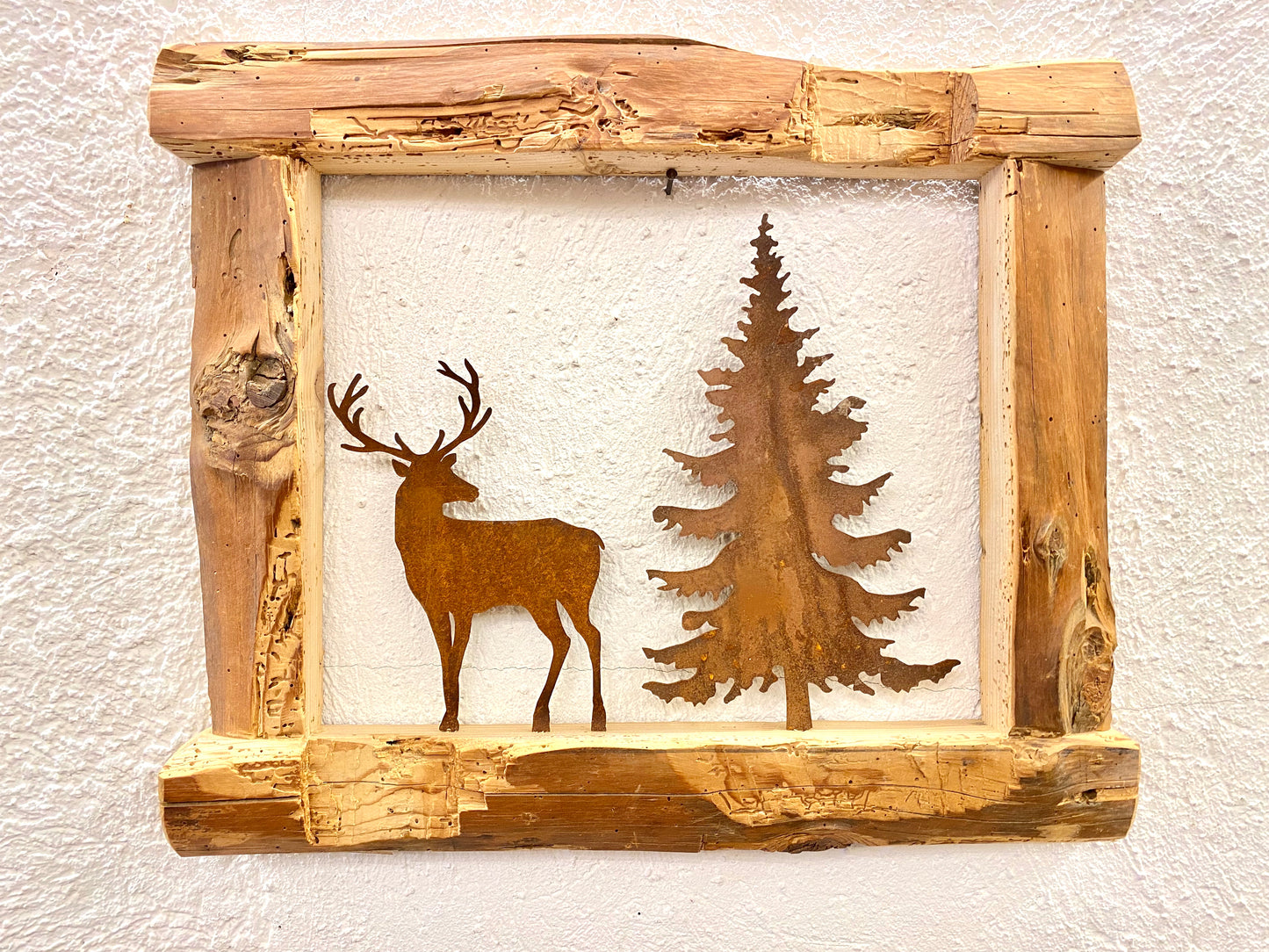 Cornice in legno vecchio con cervo e albero