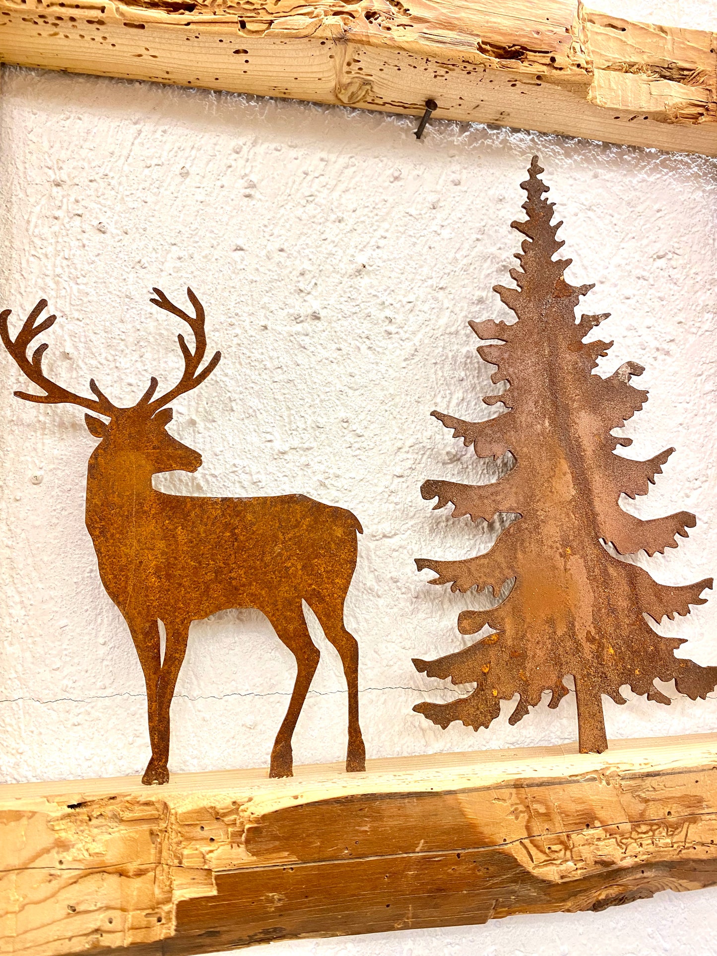 Cornice in legno vecchio con cervo e albero
