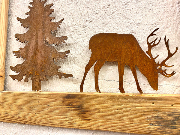 Cornice in legno vecchio con cervo e albero