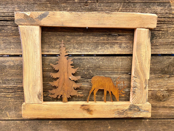 Cornice in legno vecchio con cervo e albero