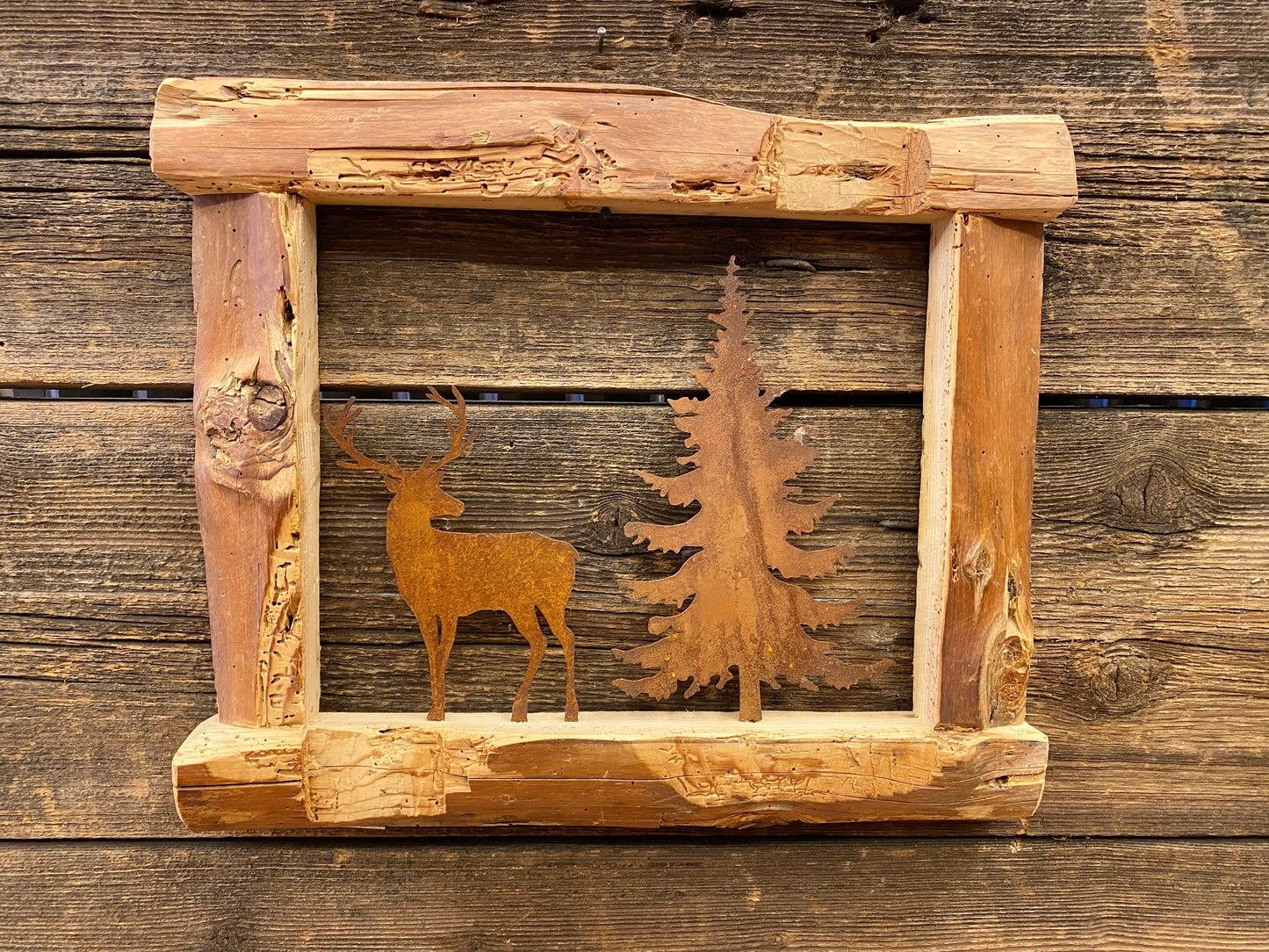 Cornice in legno vecchio con cervo e albero