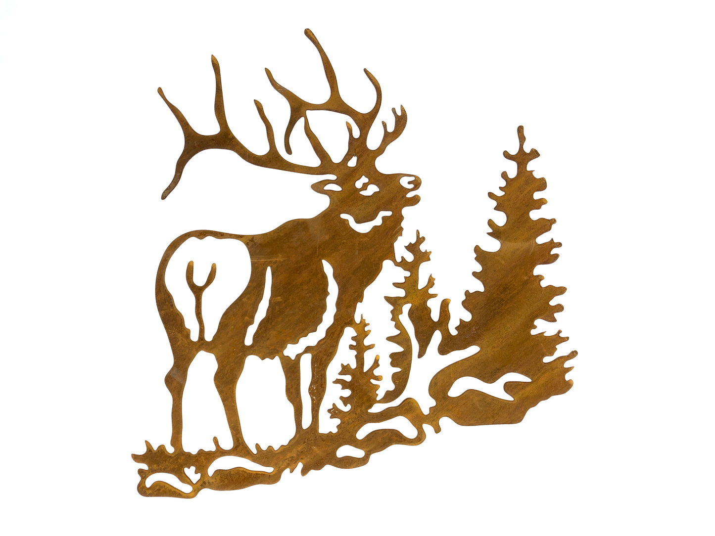 Cervo tra gli alberi in corten