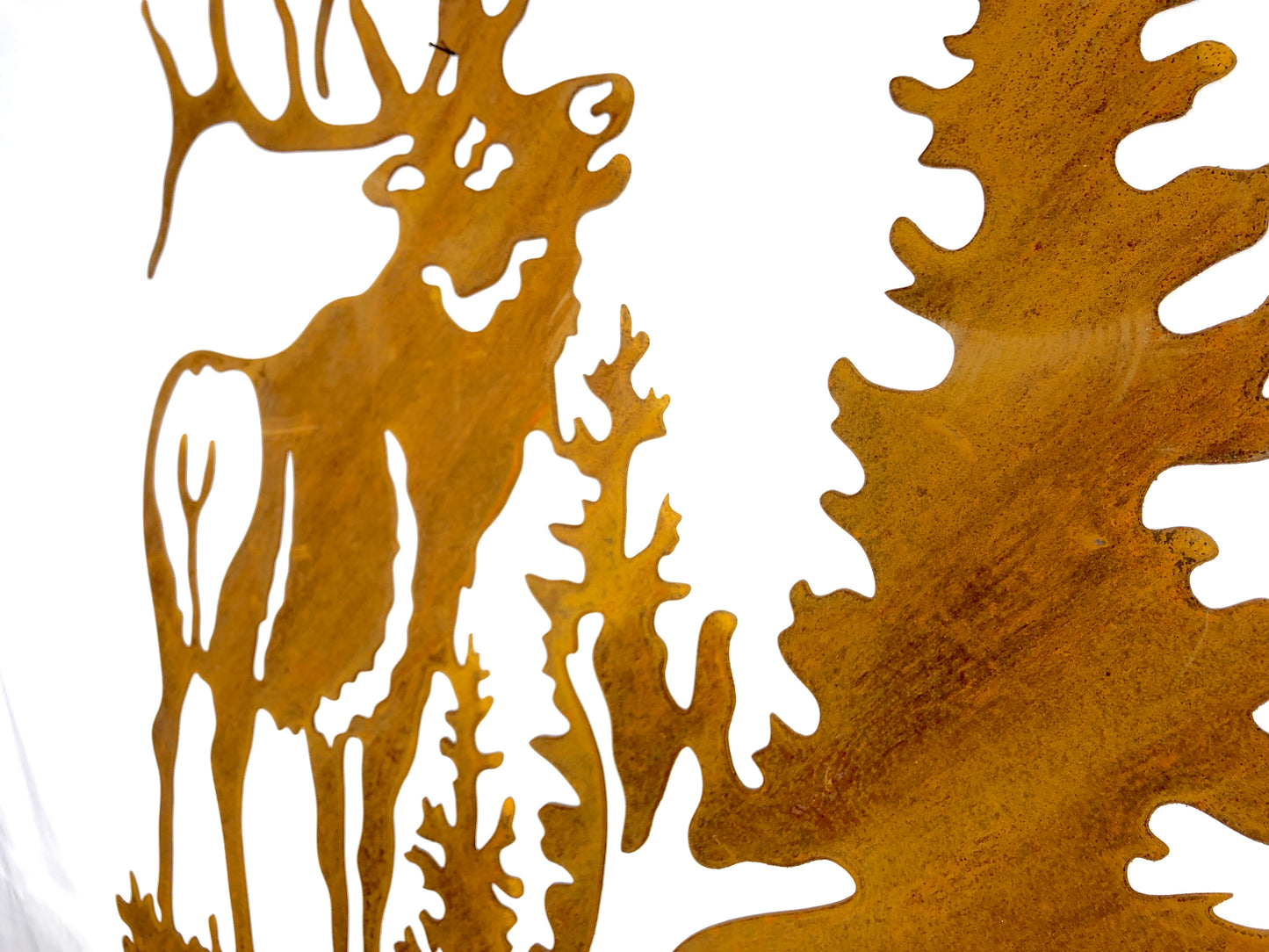 Cervo tra gli alberi in corten